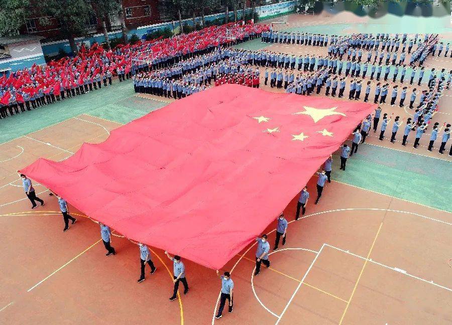 【五星红旗飘起来】壮观!71名同学托举巨幅国旗从中国心方阵穿过