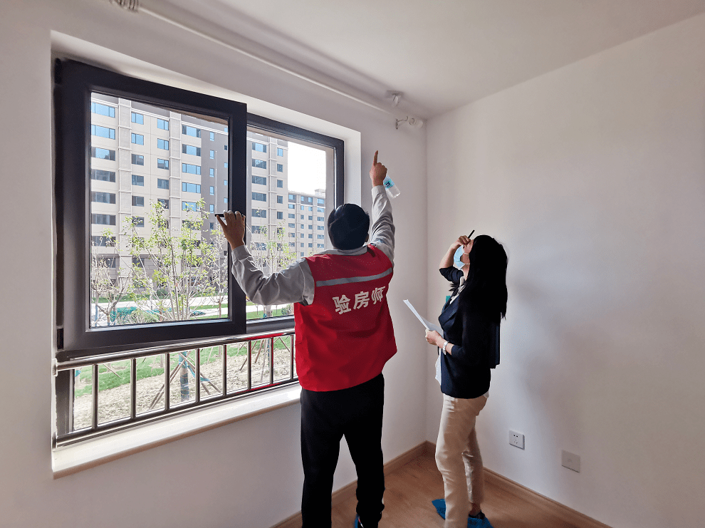 向业主进行专业的讲解安排了建设方和物业方两名验房师陪同验房过程中