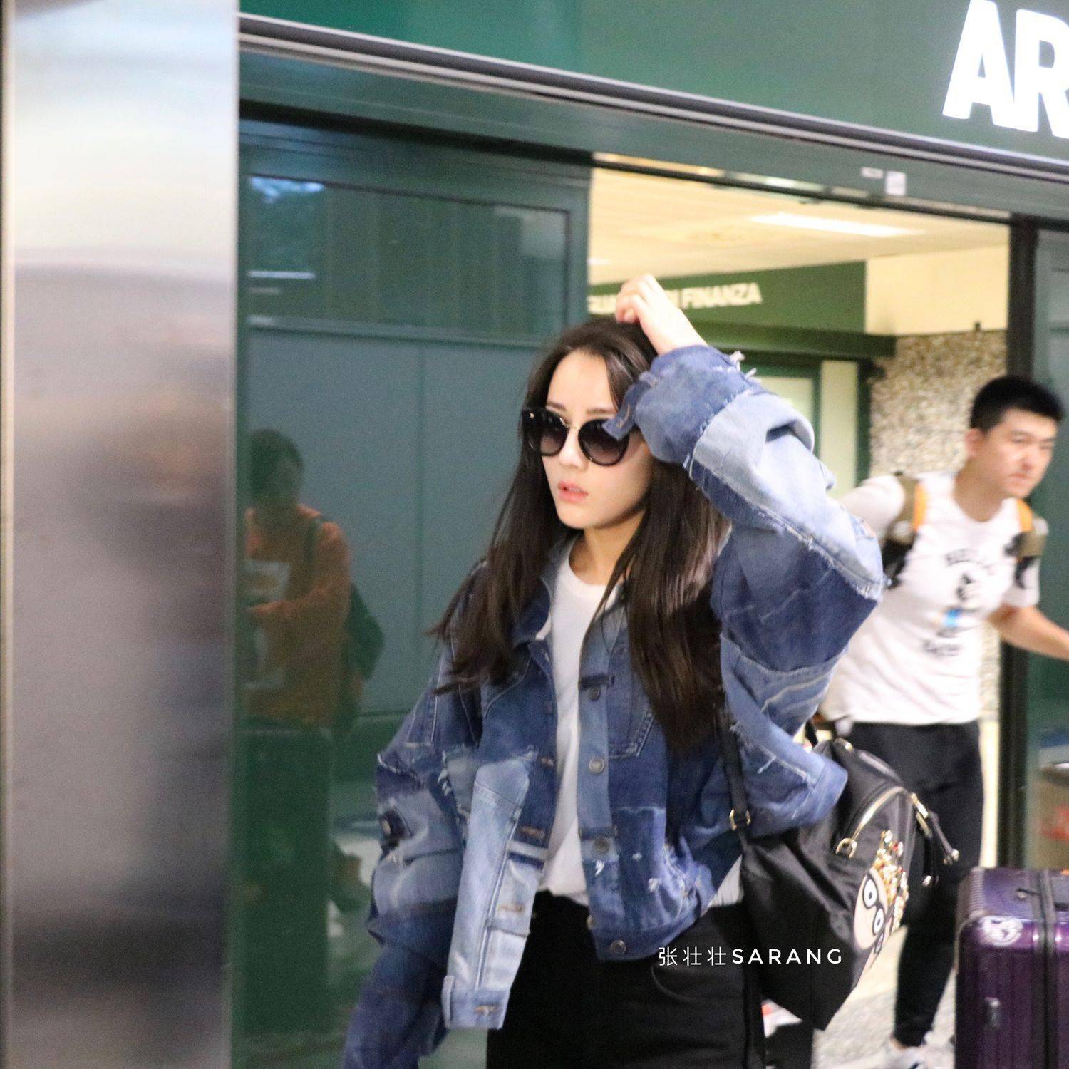 那年今日迪丽热巴凌晨到达米兰下机秒变迪丽懵巴