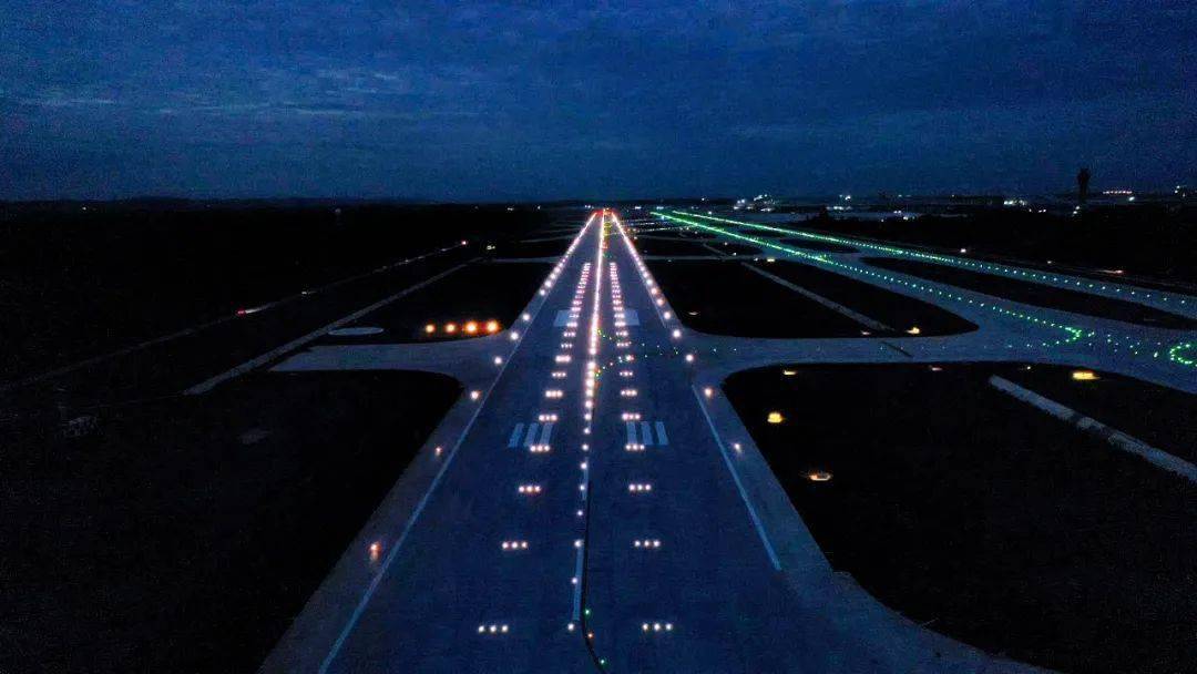 跑道和航站楼是一个机场建设中最为重要的工程.