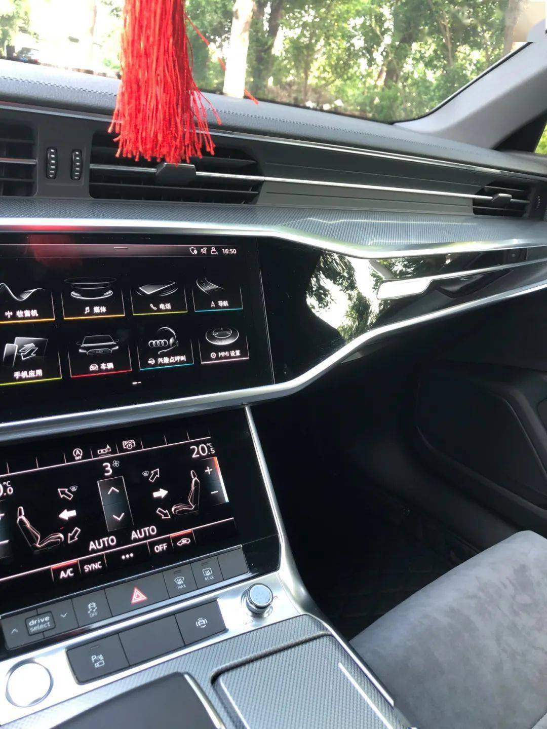 三联屏与保时捷同款,飞机档把很拉风,但有个痛点无法忍!