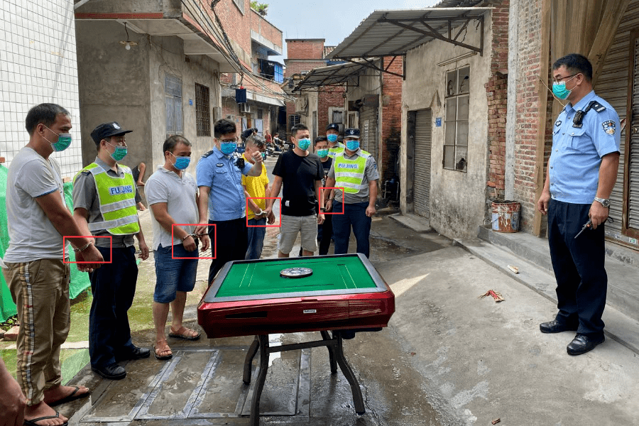 打麻将又出事了中堂这4名麻友打麻将被抓