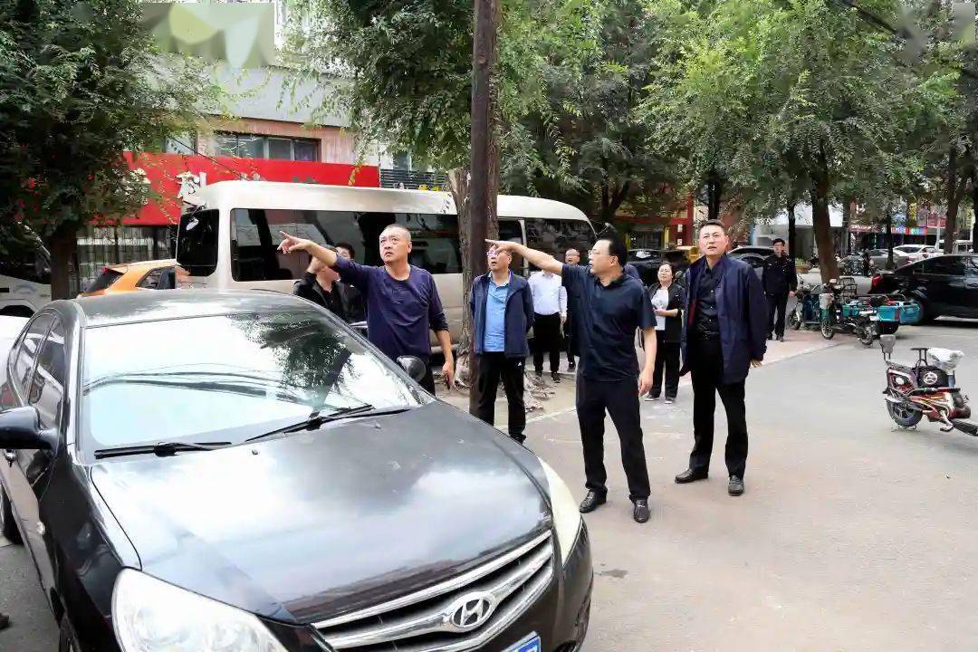 刘彦鸿带队到主次干道和背街小巷指导督导创卫工作