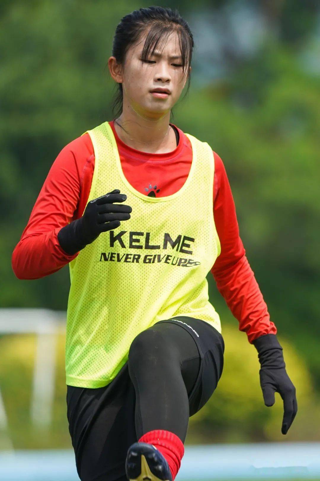 坚强到底 做一个不哭的"女汉子"队友回忆:"一起踢球那么多年,几乎从来