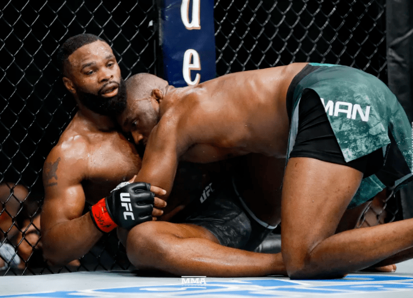 伍德利已经三连败了,似乎从被卡玛鲁·乌斯曼(kamaru usman)打败,失去