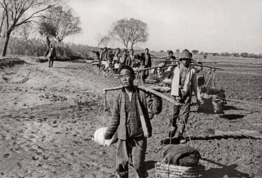 胜利是人民用小车推出来的.图为为了前方打胜仗,支前民工运送公粮.