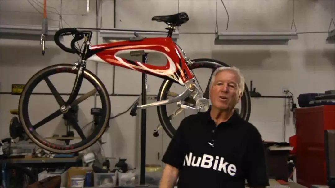 美国老人发明永不掉链自行车!垂直踩踏即可驱动