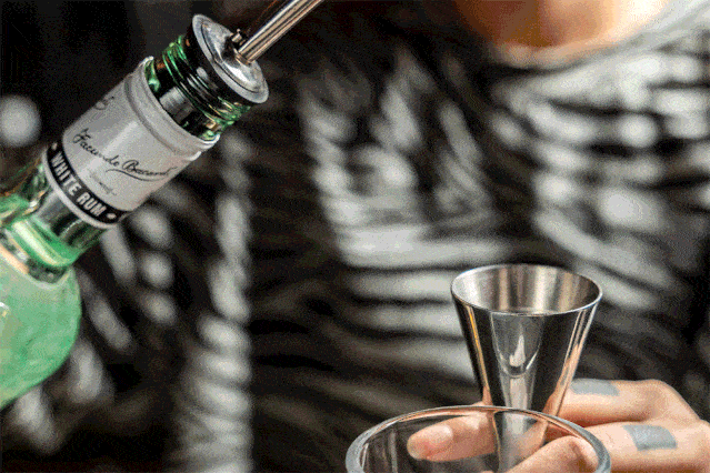 再加上可乐使酒体更好入口用龙舌兰,伏特加等烈酒调制都有听过那句"