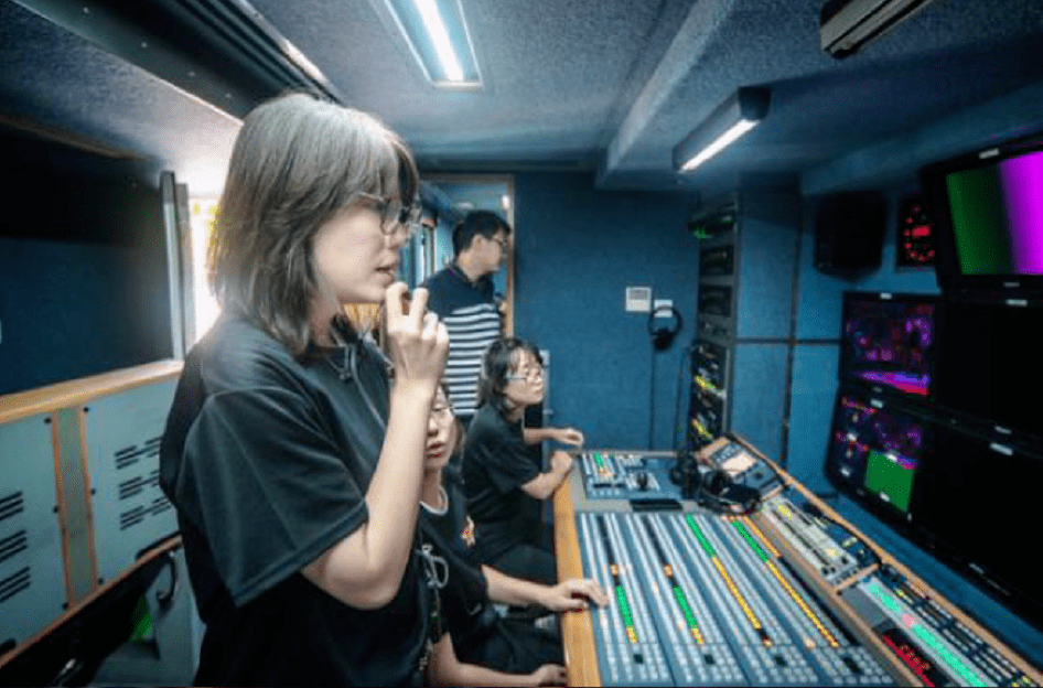 人特邀山东电视台知名主持人张晨晨,李瑞恒搭档主持资深导演——李超