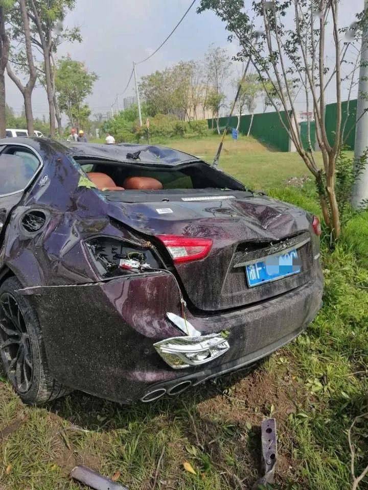 海宁一辆玛莎拉蒂车头被撞报废,三轮车主被撞飞!