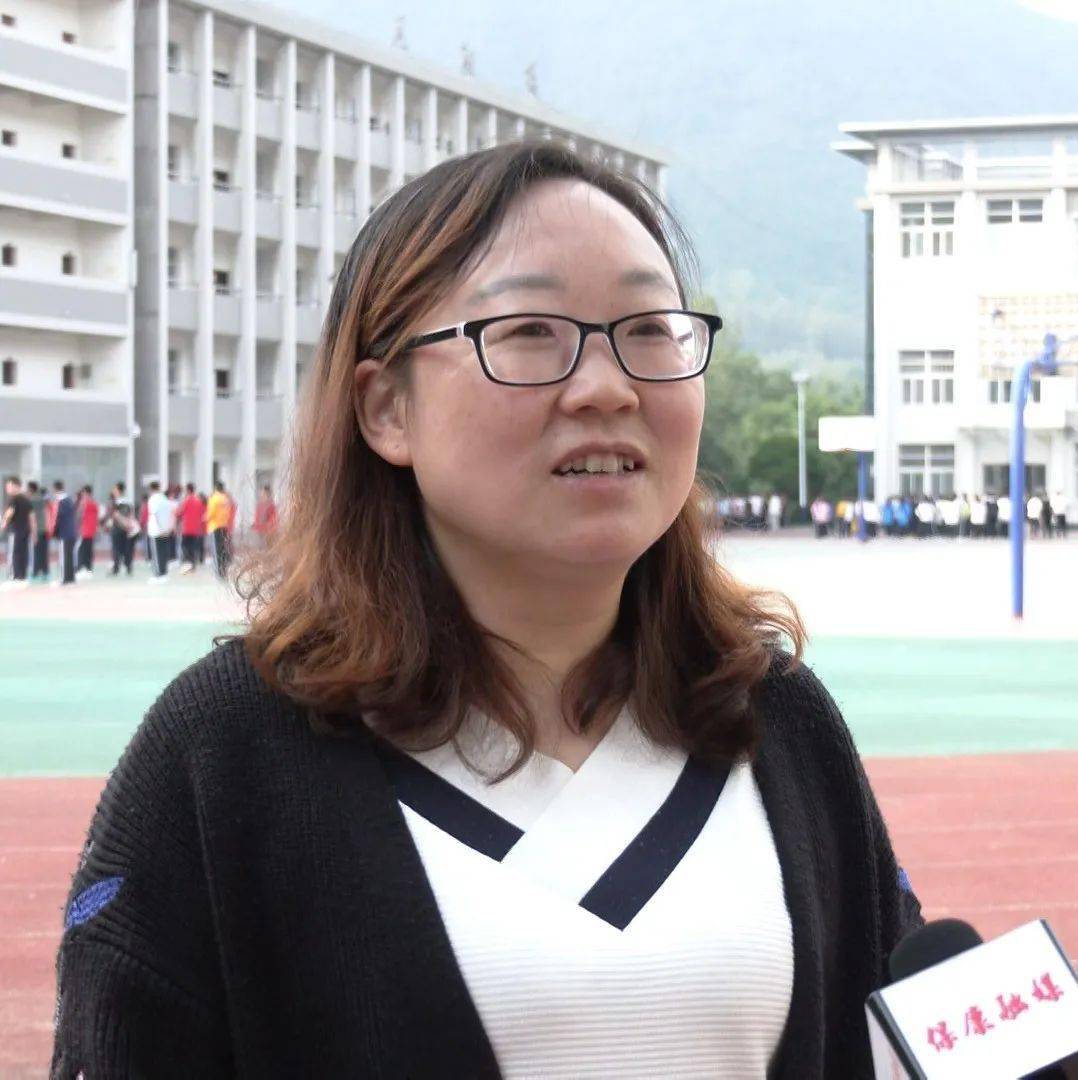 保康县熊绎中学政教室主任 陈葱葱熊绎中学全校师生同上一堂思政课