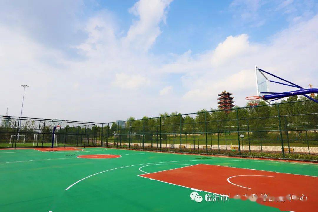 足球场,乒乓球场,篮球场,网球场一应俱全黄山公园是原水上乐园拆违