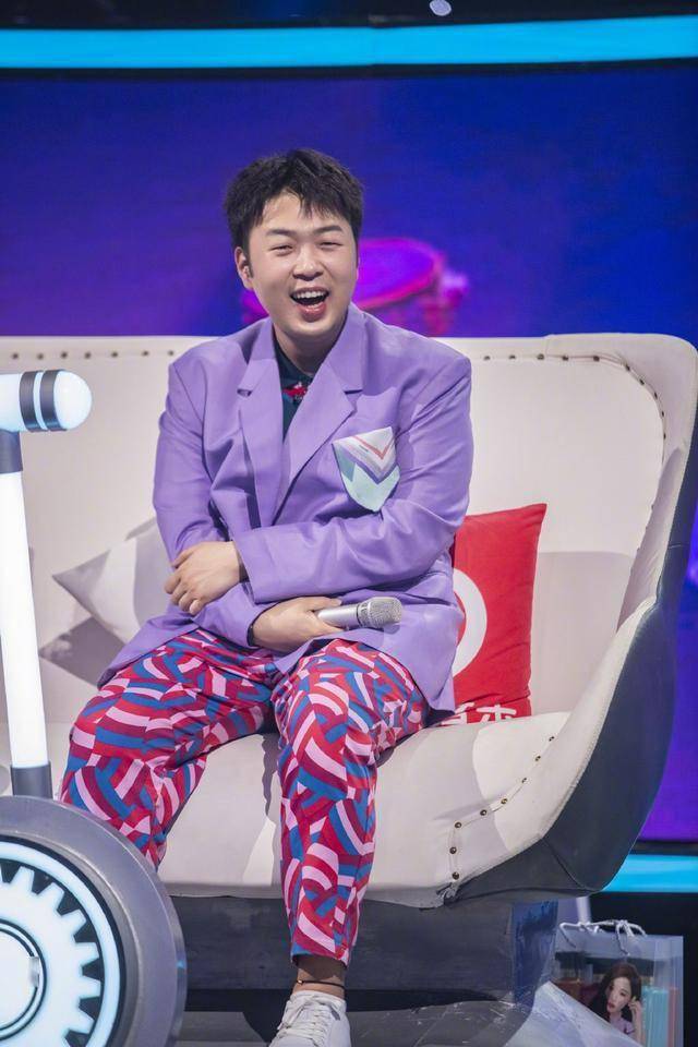 杜海涛呆萌西瓜头亮相花衬衫小挎包变型男圆润身材略显可爱