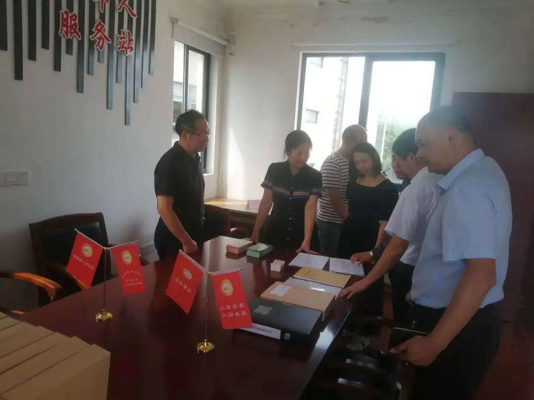 领导调研副区长黄晓霞来镇调研退役军人服务站工作情况