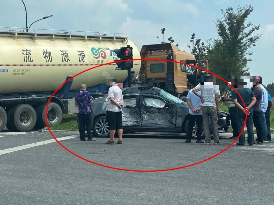嘉兴第三家喜茶据说是10月1日开业桐乡发生一起惨烈车祸海宁一辆