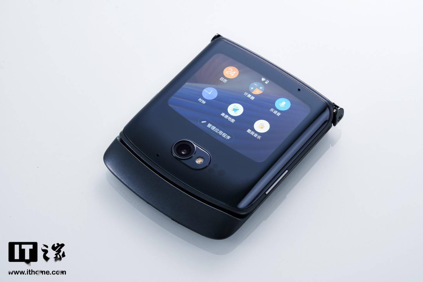 it之家开箱摩托罗拉razr5g折叠手机开箱图赏