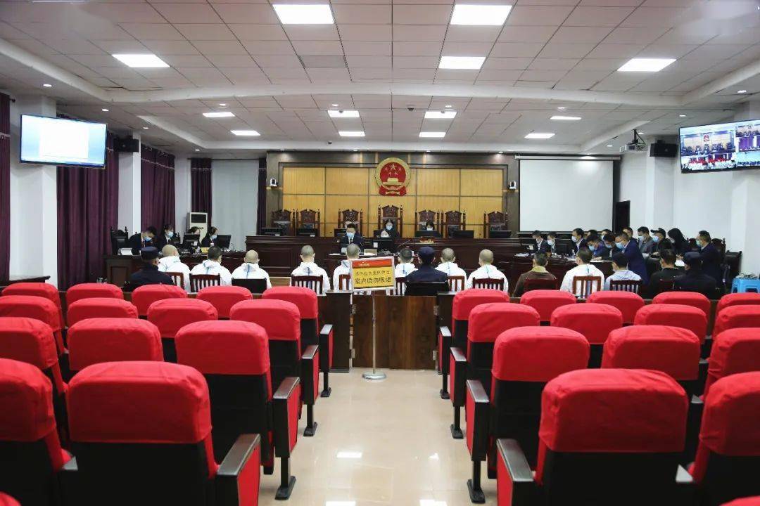 强奸,非法占用农用地等罪一案在利川市法院开庭审理_侯天祥