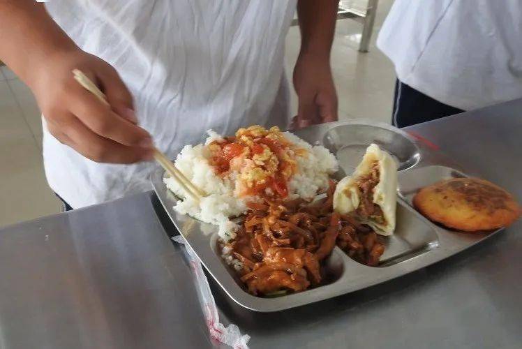 膳食处对食堂员工进行培训,在学生打饭时,提醒学生按需打饭