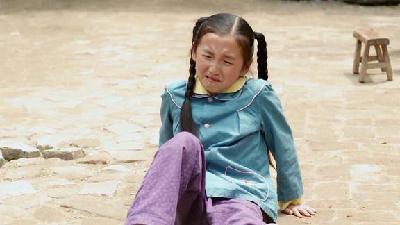 田小草小雪留着爸妈结婚照谁知被后妈小草洗坏了她立马撒泼