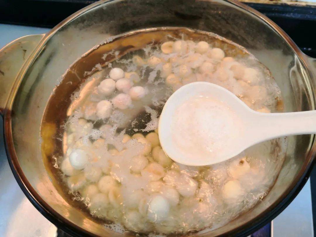 桂花蜜椰奶莲子羹的做法滋补养颜养心安神促进睡眠非常适合秋季的汤品