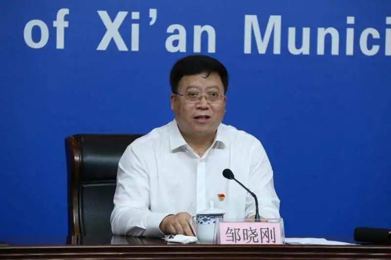 新闻发布会上,区长邹晓刚就灞桥区积极探索和实践政务服务"审前服务