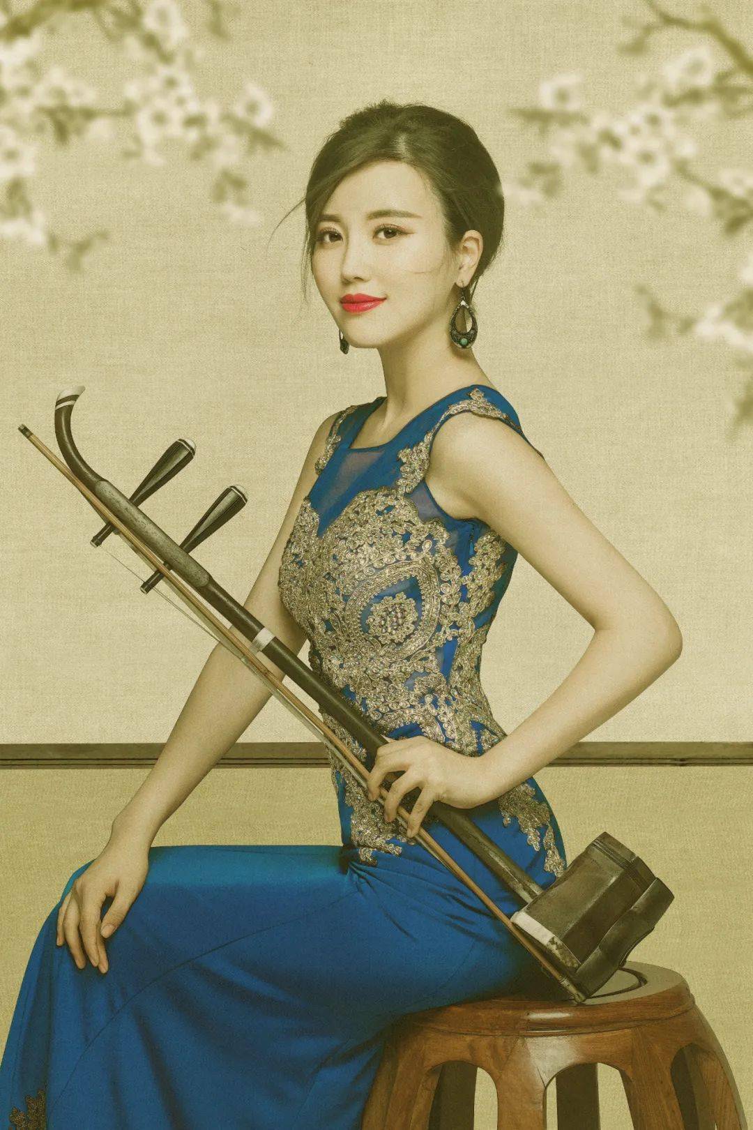 身为专业课老师的陈春园,是陆轶文音乐之路上最重要的领路人,更对她的