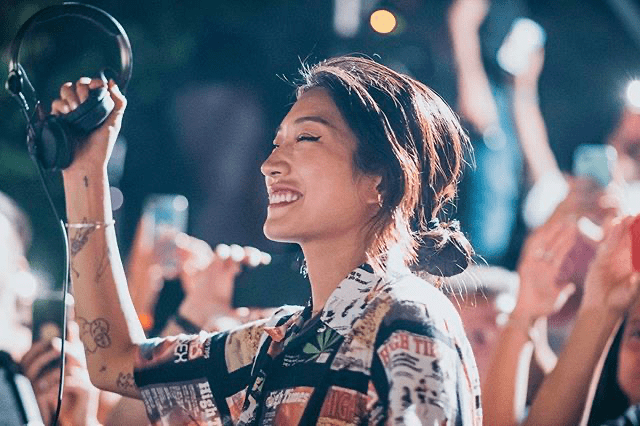 碾压djsoda不抖胸的实力dj女王peggy时尚圈最受宠的女dj