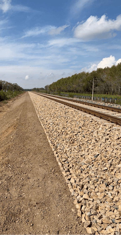 与碴肩"四线"平行的达到了三边走向路基底边路肩边道床底边外美内实