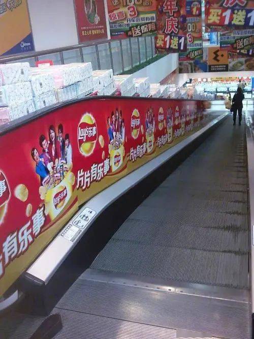 自动扶梯护壁板请勿张贴广告