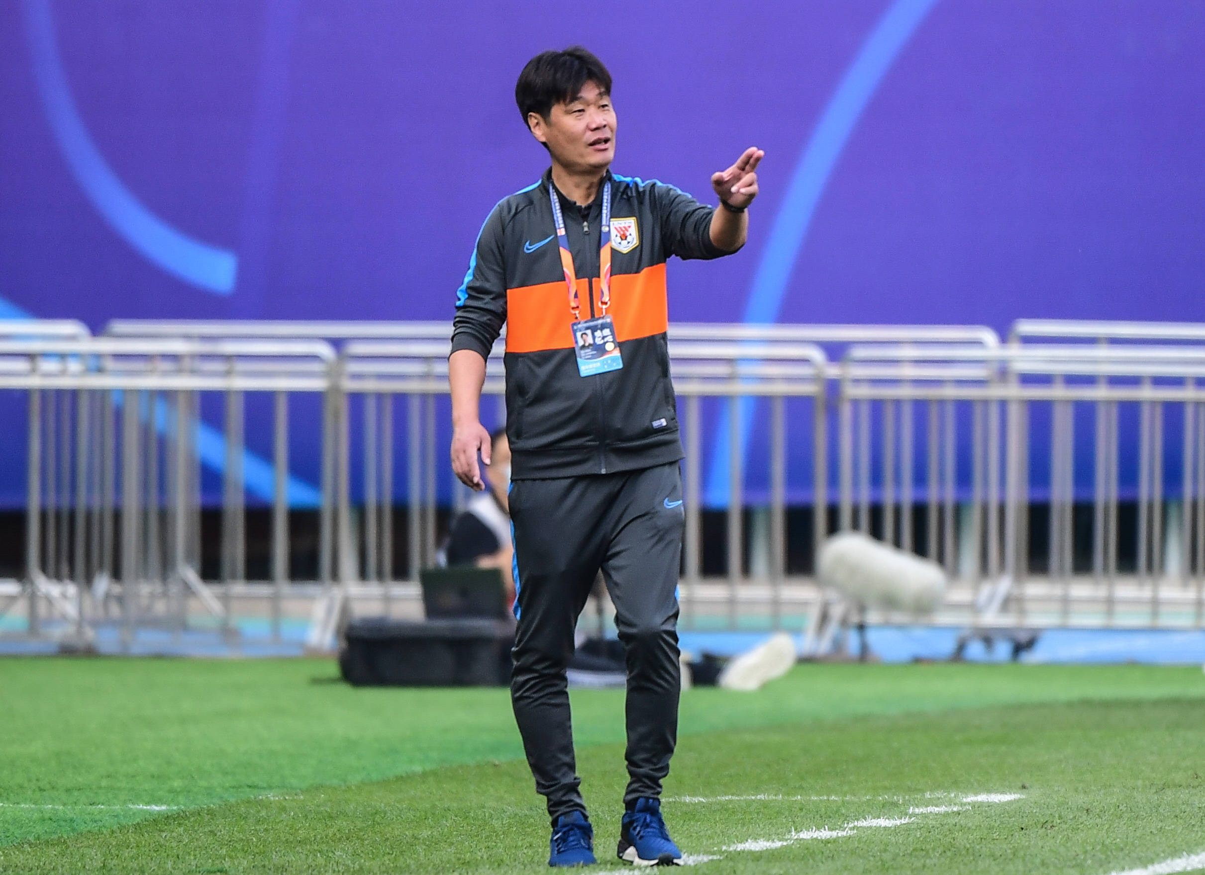 9月27日,山东鲁能泰山队主教练李霄鹏在场边指挥.