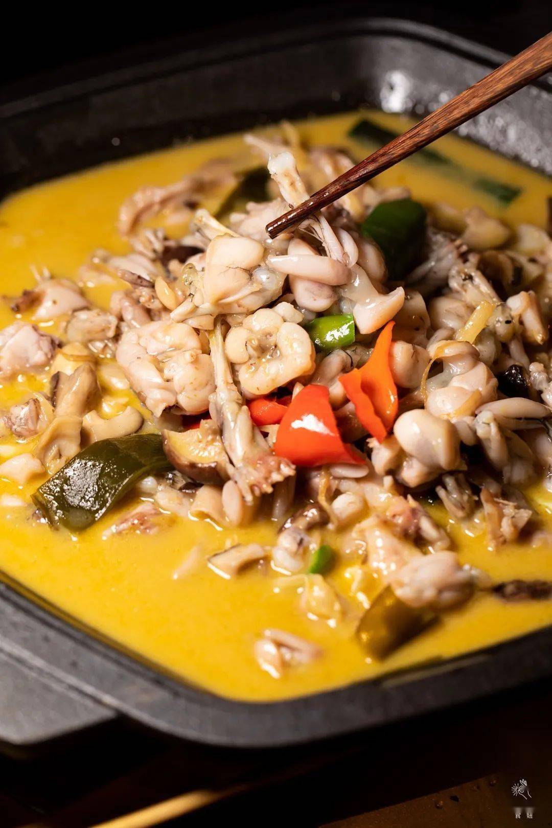 新品「鸡汁菌菇泡锅牛蛙」,吃不得辣的推荐点这款,醇厚的鸡汤 滑嫩的