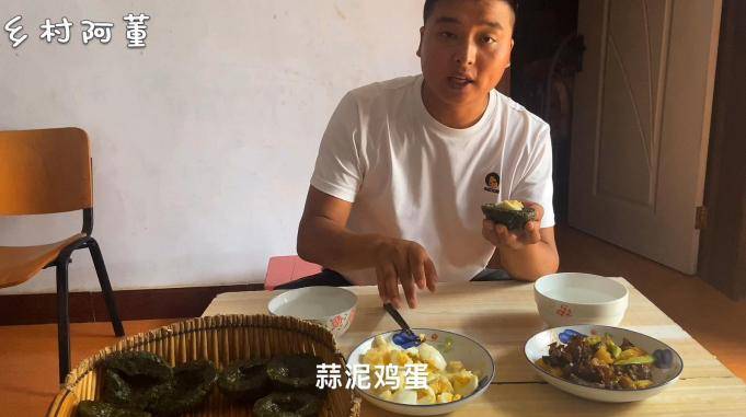 红薯叶做的窝窝头沾点蒜泥鸡蛋酱阿董的吃相没谁了