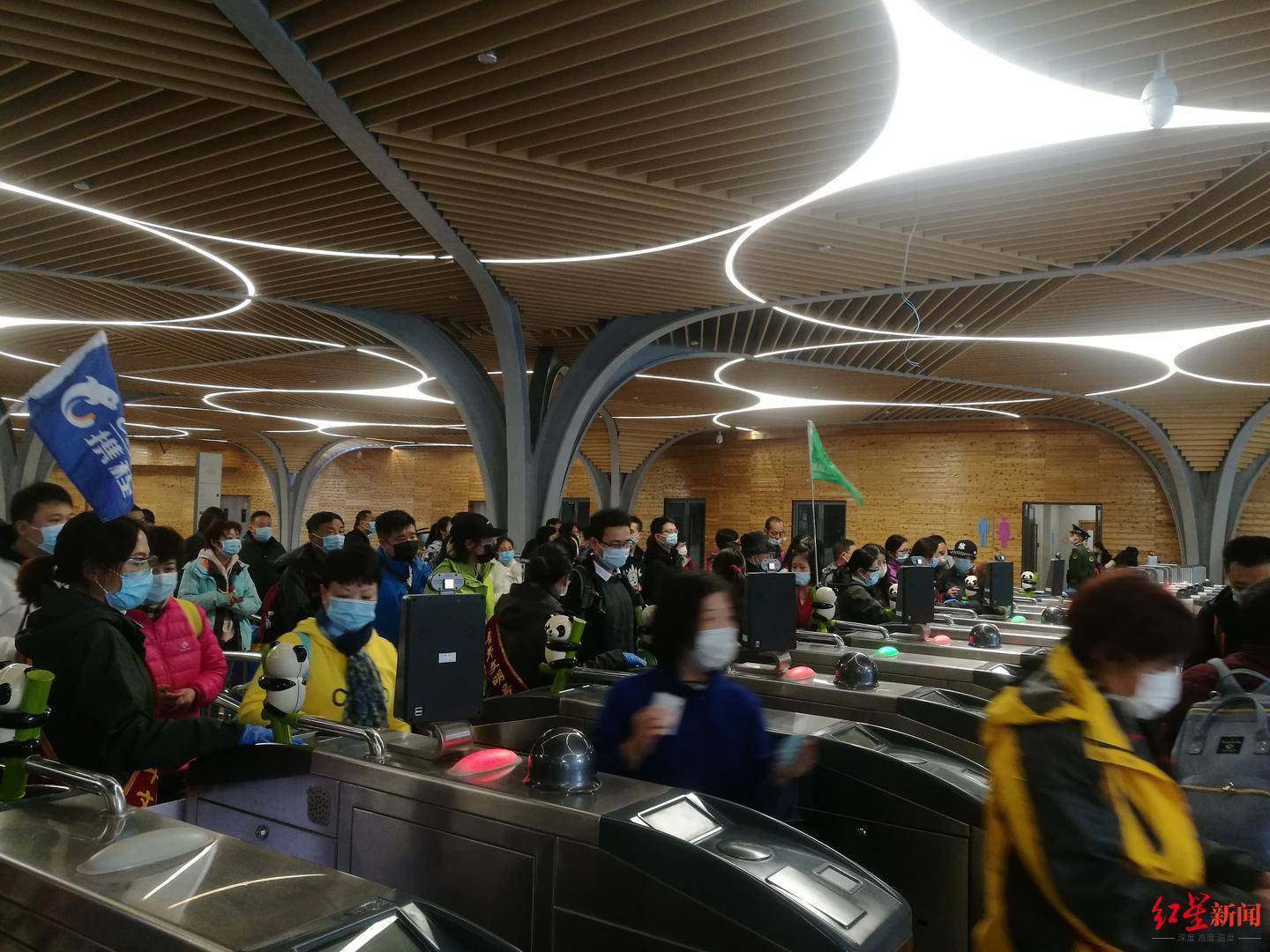 童话世界新地标九寨沟立体式游客服务设施启用来这里检票进景区吧