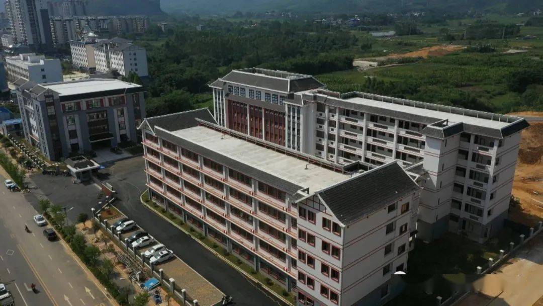 融水镇城北小学融水镇城北小学位于县城北部,毗邻县城易地扶贫搬迁