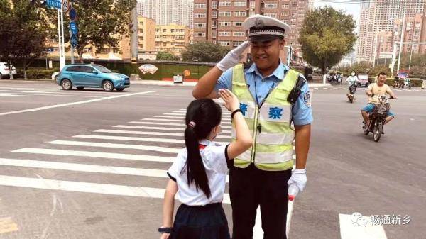 超有爱!小学生为执勤交警送水,获敬礼致谢