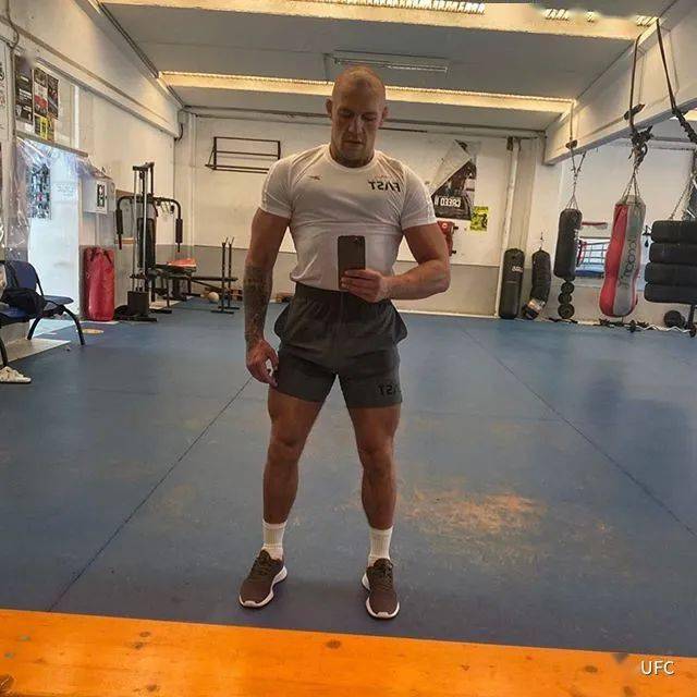 康纳备战帕奎奥?儿子年仅3岁竟会做俯卧撑了!