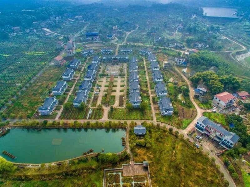 脱贫探园区电商和超市对接土地入股分红广安枣山园区村民在家门口把钱