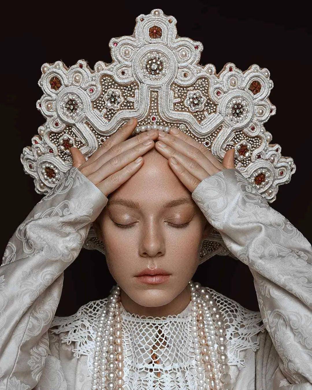 手工重现奢华的传统俄罗斯头冠背后的却是一位大男生