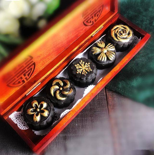 之前的黑金酥红翻了朋友圈今年中秋节做款黑金月饼送礼超有面