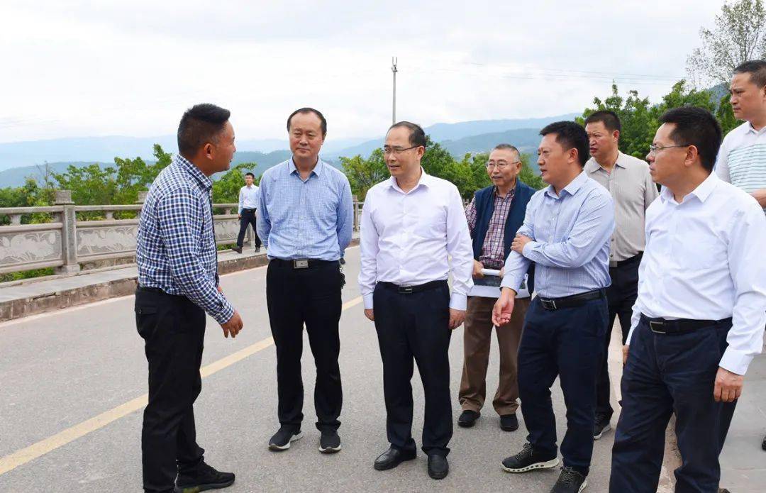 "这是水利厅党组书记,厅长胡云日前在凉山州调研