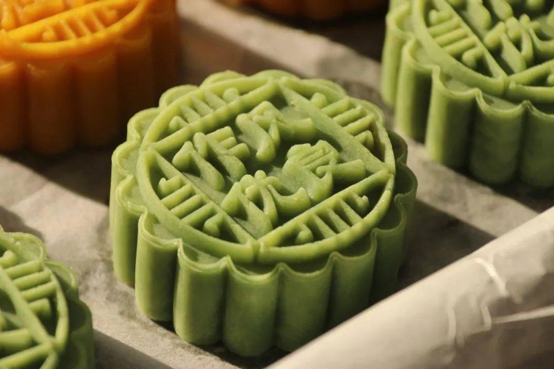 强军系列月饼上印刻的听党指挥能打胜仗作风优良等字样,彰显了