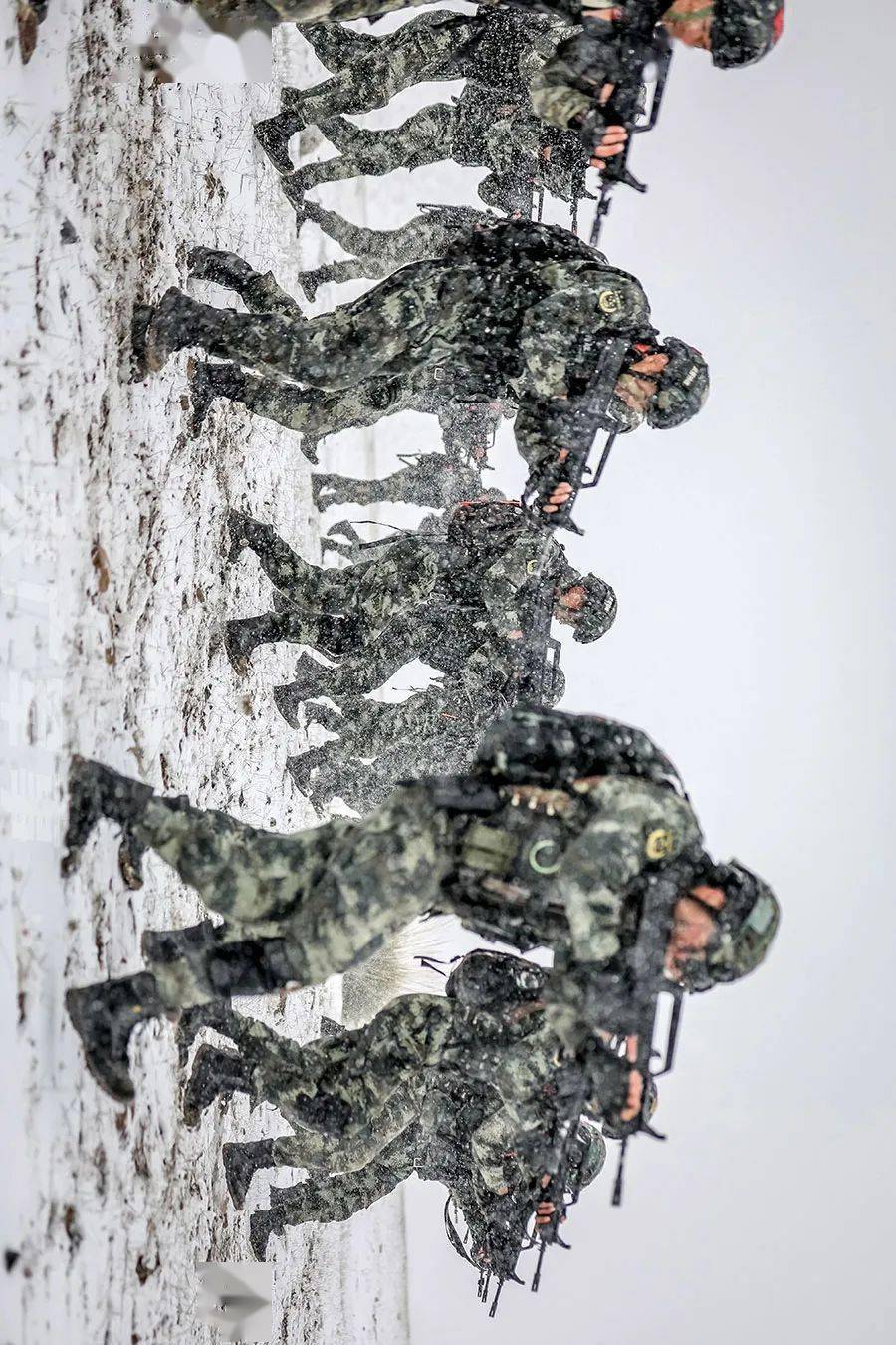 极限挑战!武警官兵4500米高原雪中赤膊练兵