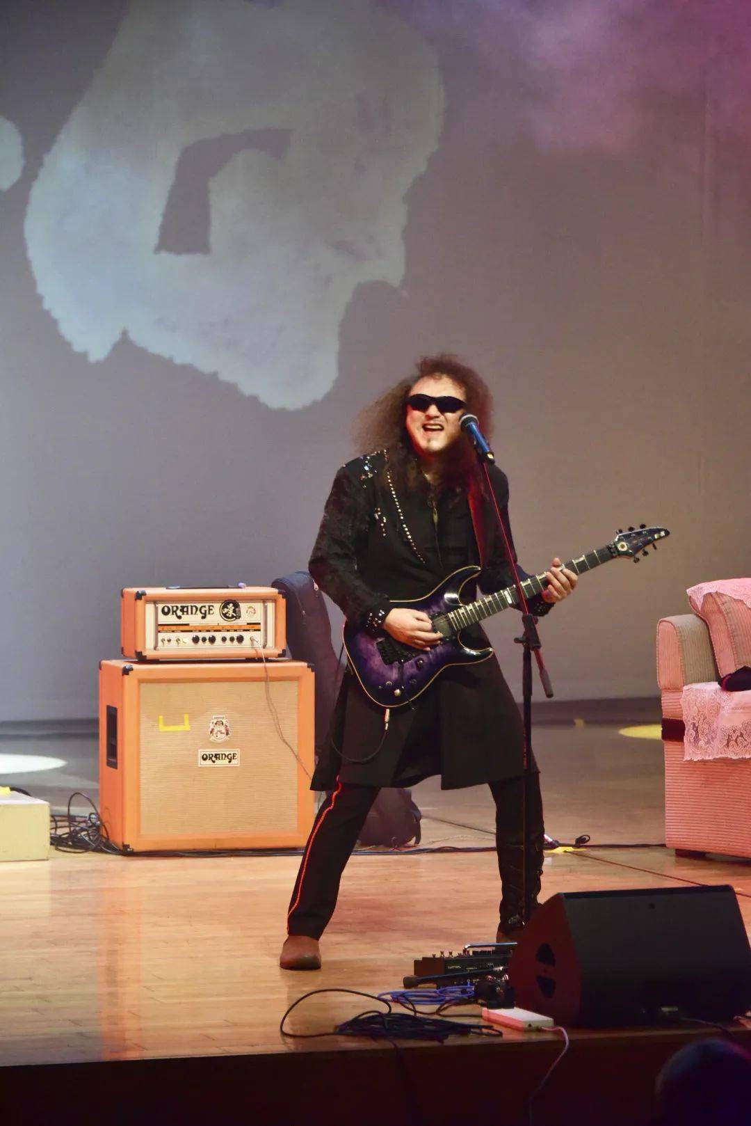 大都会对他那飘逸的长发印象深刻;光是从外型来看,他就颇有"摇滚老炮"