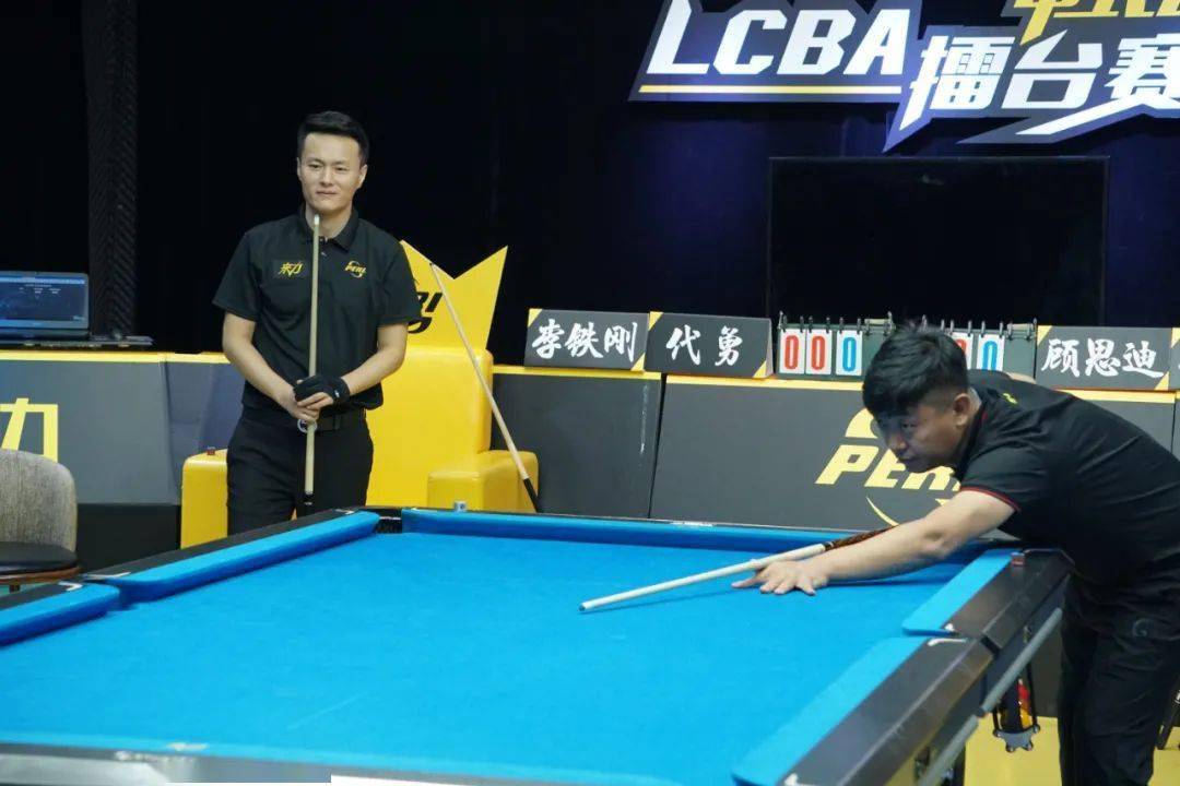 中式台球双打赛 代勇,李铁刚全力合作取得胜利!