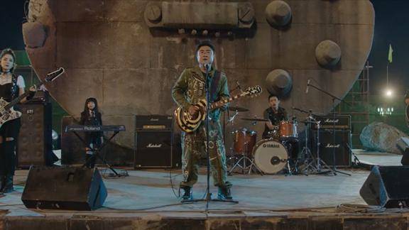 缝纫机乐队:大吉他雕像要被拆,在台上做道别大吉他演出