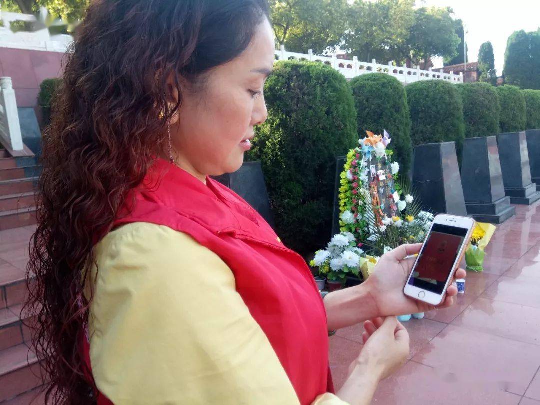 淡忘与铭记遂宁烈士雷驰的母亲为消防员送鞋垫