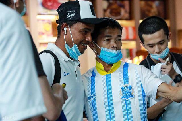 广州富力全队返粤球迷机场守候送上问候与祝福