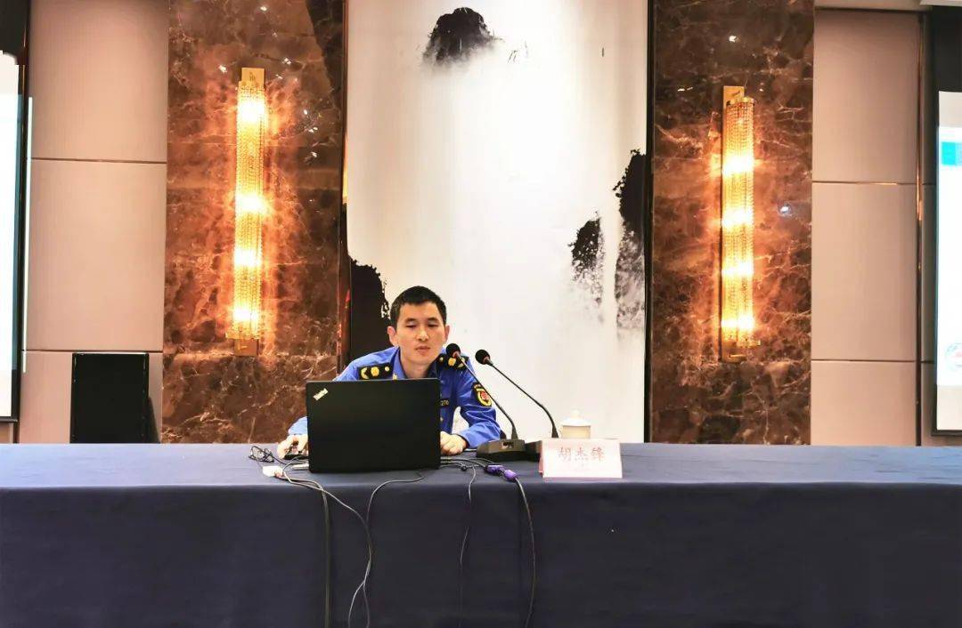 调研员魏云祥围绕"违法建设治理的杭州实践"这个执法难的领域进行授课