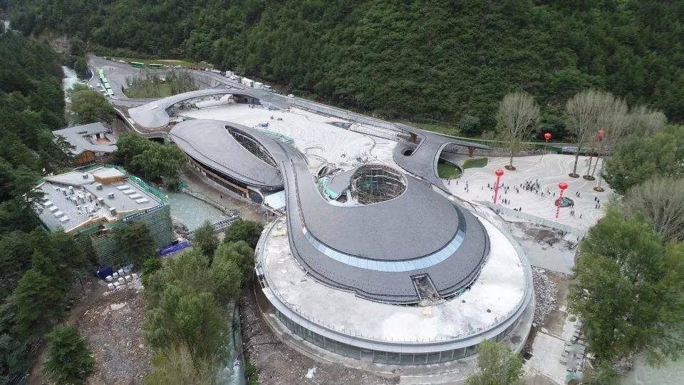 九寨沟景区灾后恢复重建最大单体建筑沟口立体式游客服务设施进入运行