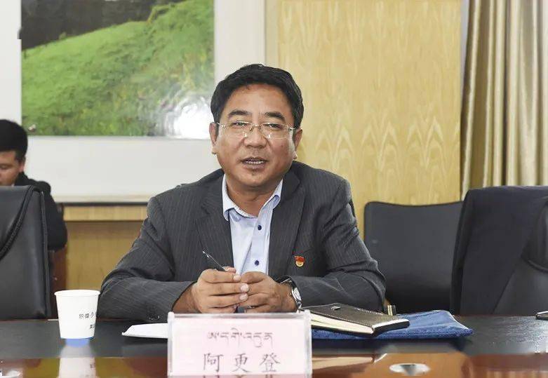 阿更登参加分组讨论时强调  从群众增收,组织建设,制度执行三方面下